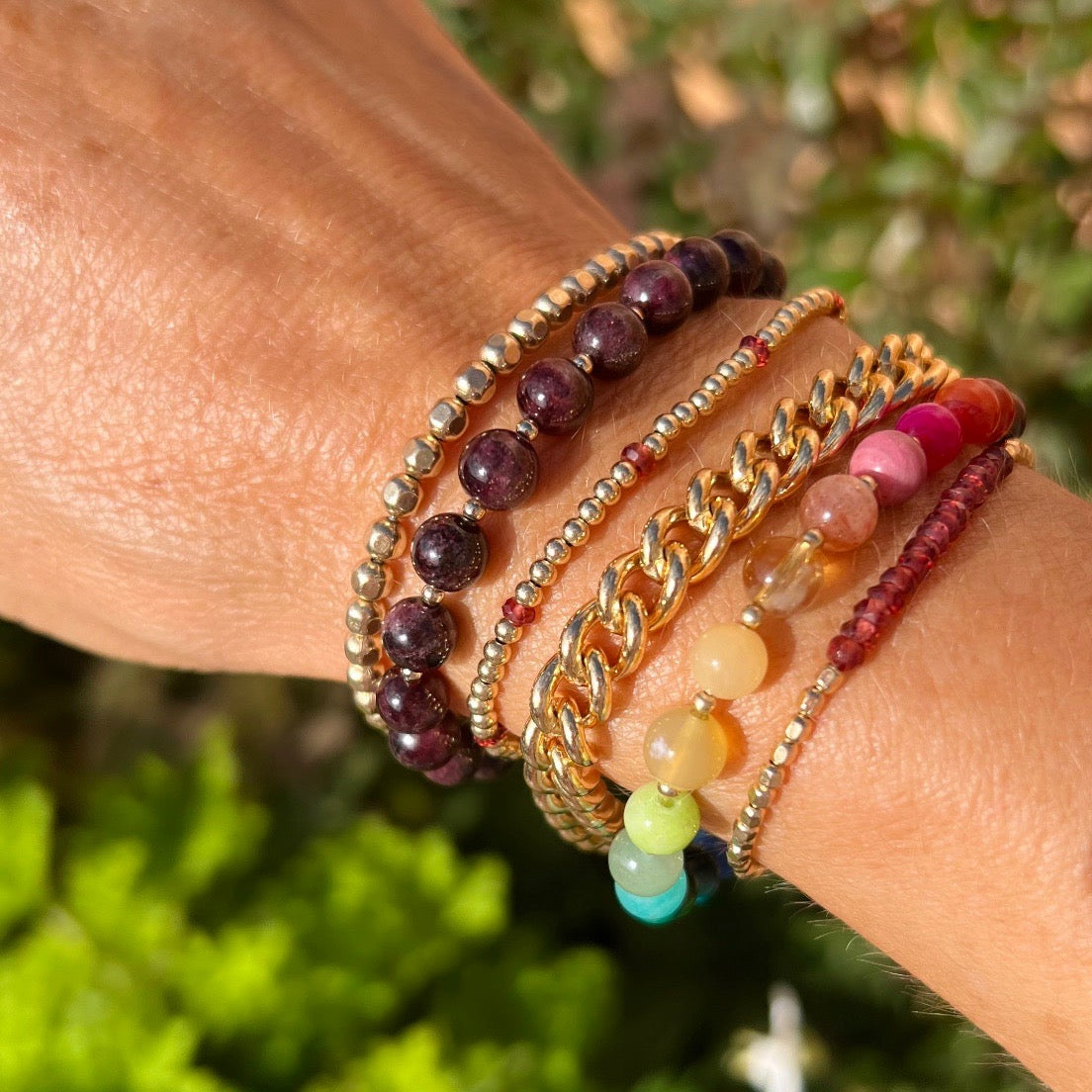 Garnet bubblegum & gold beads bracelet