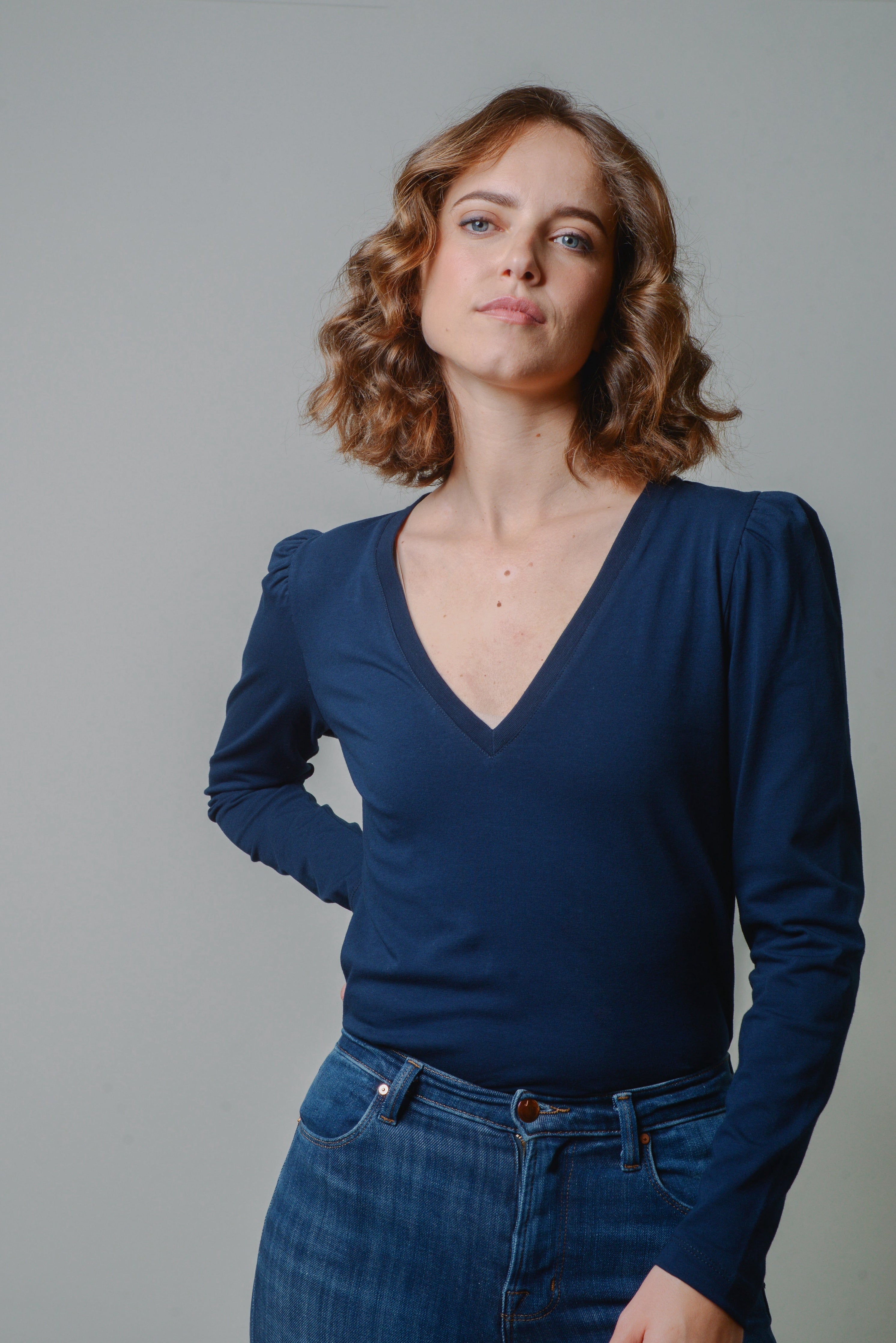 ALICE- V-NECK LONG PUFF SLEEVE T-SHIRT
