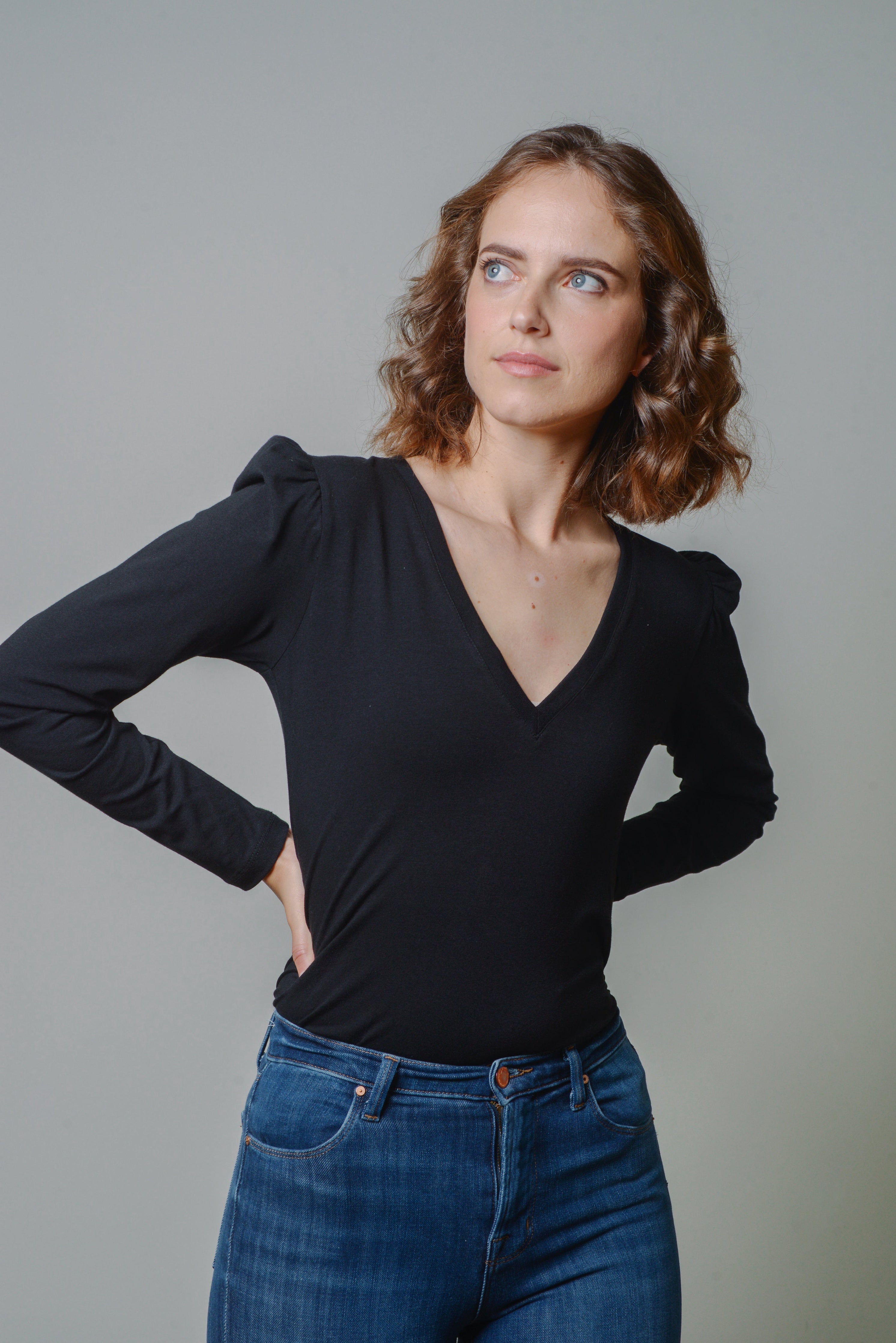 ALICE- V-NECK LONG PUFF SLEEVE T-SHIRT