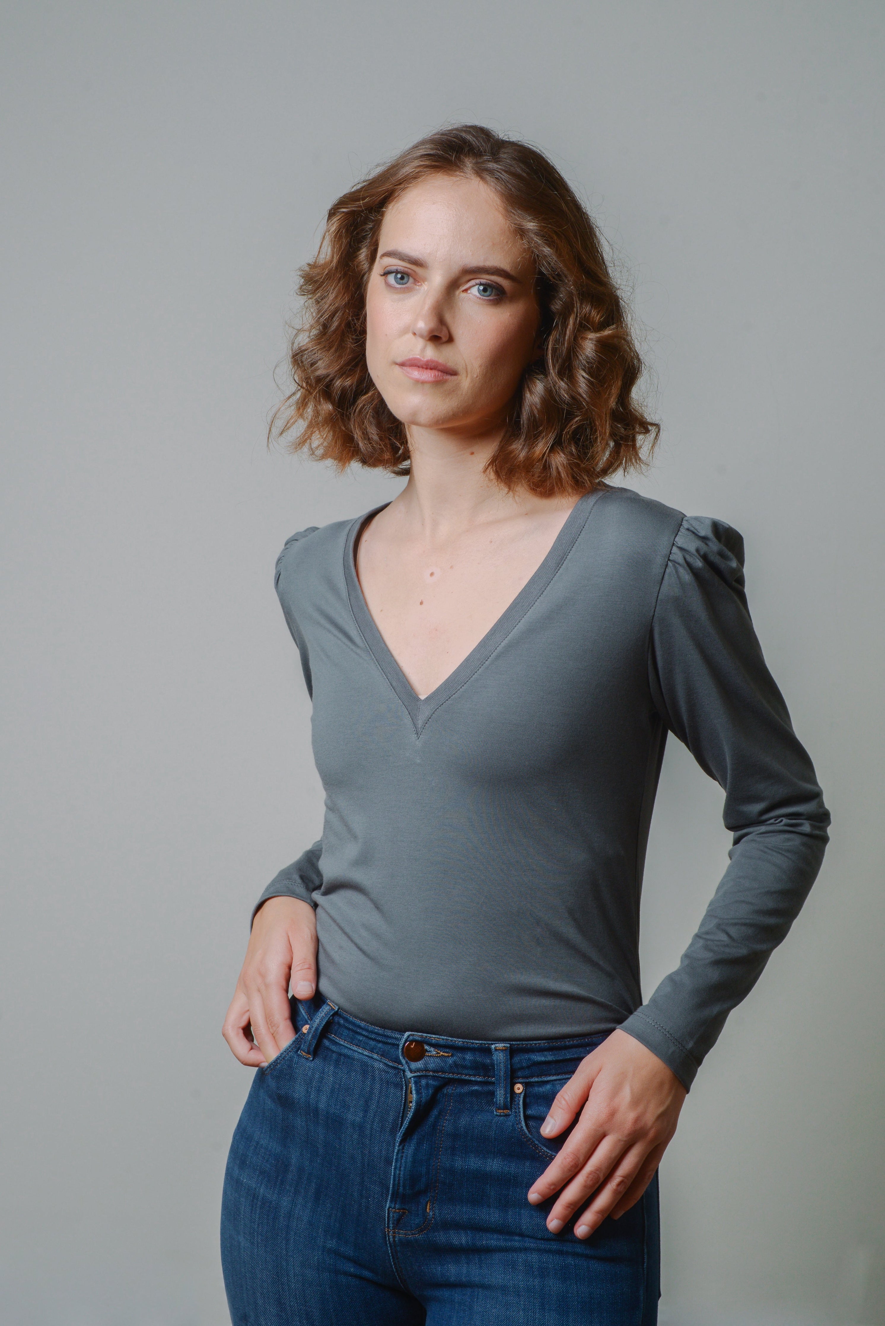 ALICE- V-NECK LONG PUFF SLEEVE T-SHIRT